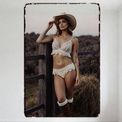 Sexy Vintage Cowgirl Blechschild Rustikales Feld Heuballen Holzzaun Außenwanddekor für Bar Haus Café, 8x12 Zoll