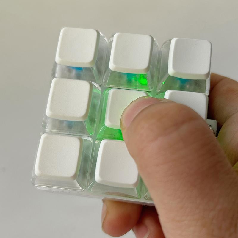 Diy Keyboard Fidget Keychain Keys Button Relief Stress Clicker Toy Keycap 9Keys Emit Light Finger Keyboard Cap Adult