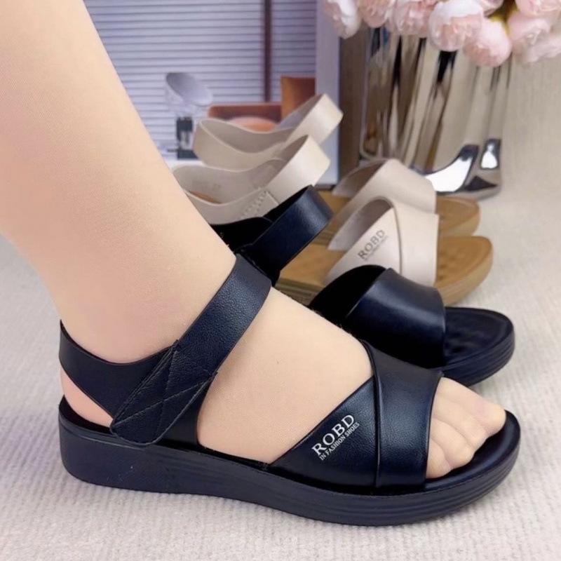 Soft leather flat-soled sandals women's summer 2025 new comfortable mother shoes lightweight non-slip middle-aged and elderly women's shoes