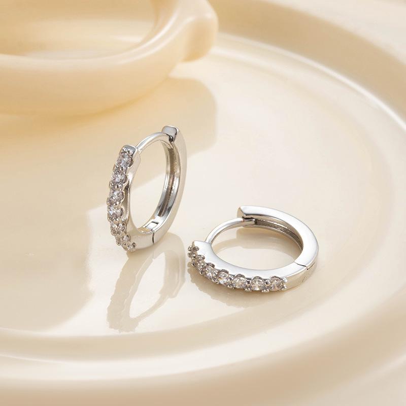 

Роскошные серьги с геометрическим ромбом от Хенсона