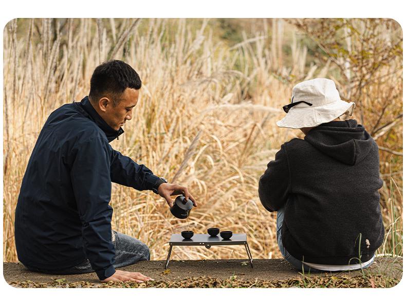 Ultra-Light Aluminum Folding Camping Table: Portable, Compact, Perfect for BBQs and Outdoor Leisure.