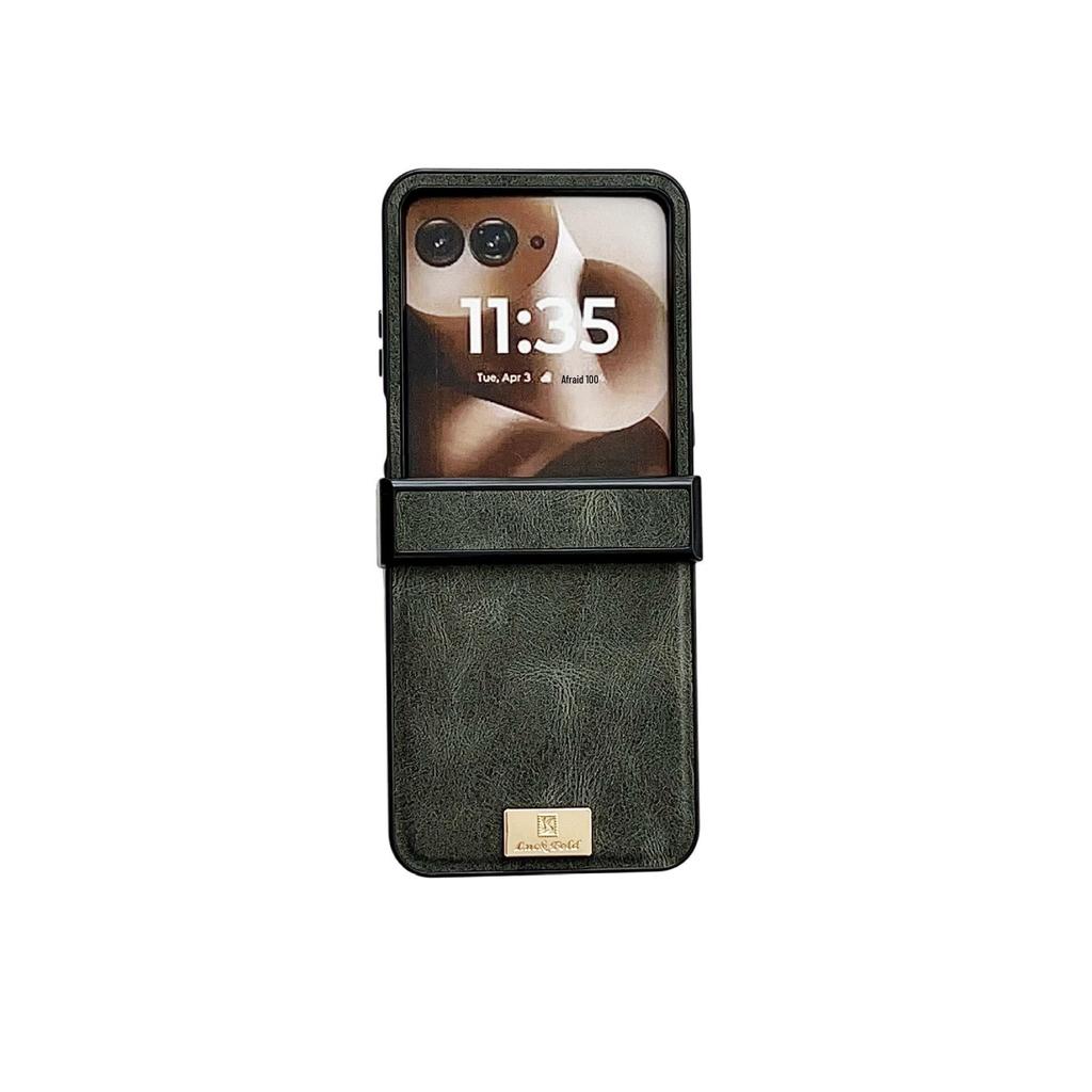 Samsung Z Flip7 Retro Crazy Horse Grain Magnetic Phone Case, Compatible with Flip6/5, Three-Section Nameplate Style.