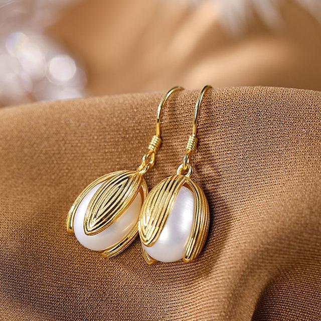 

Оригинальный дизайн, новый старинный метод, золото, инкрустированные жемчугом, серьги-бутоны, индивидуальность, изысканный шарм, женские серебряные украшения 5cm белый