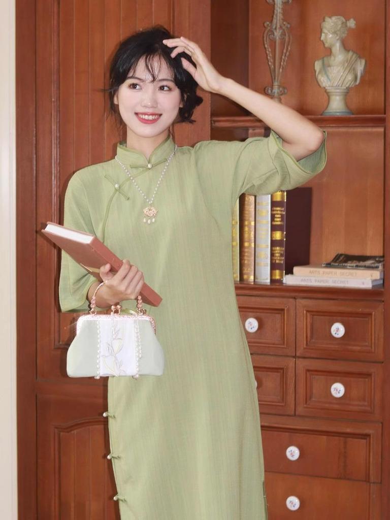 Retro-inspiriertes chinesisches Cheongsam mit weiten Ärmeln - Herbst-Schülerausgabe