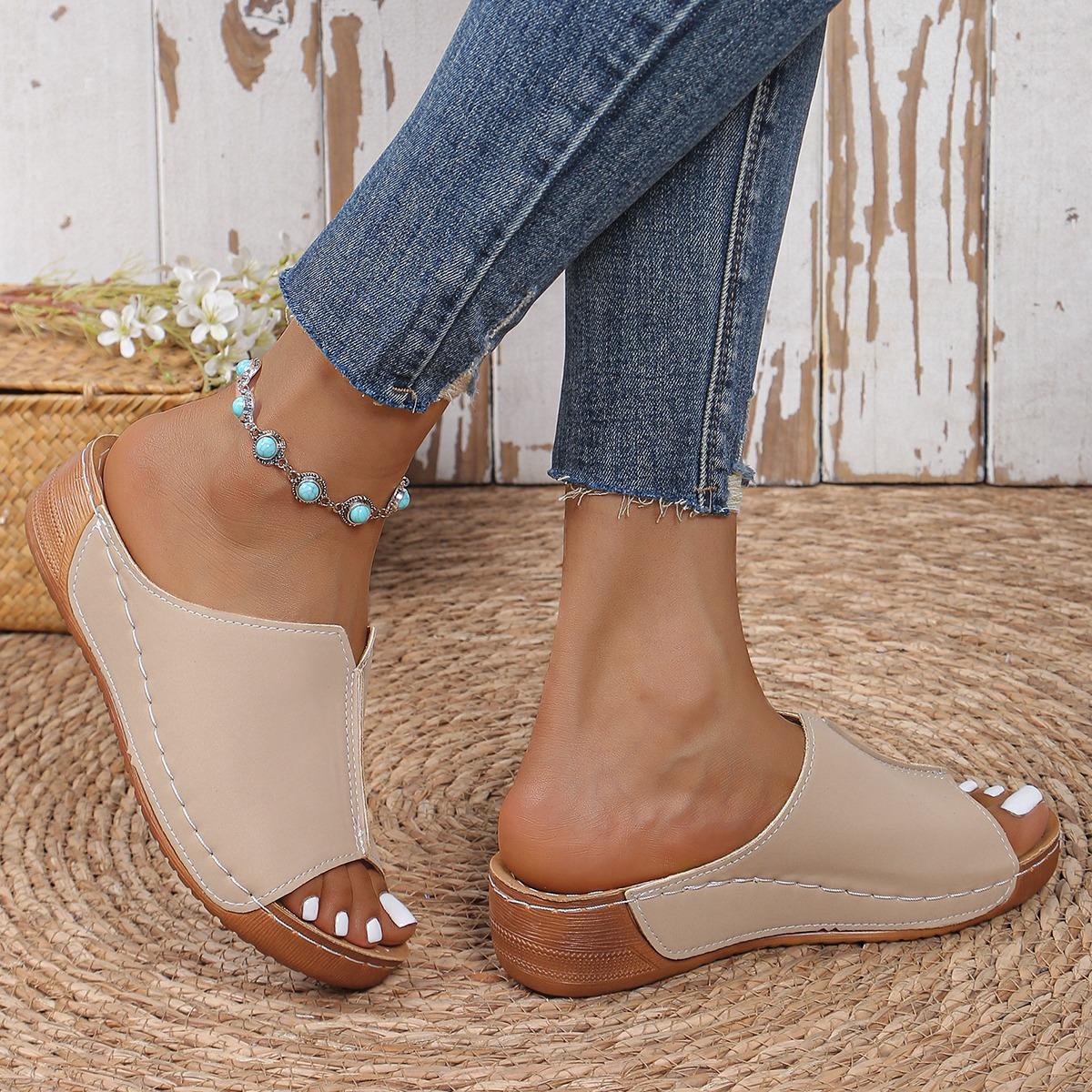 Женские босоножки на танкетке 2024 года — фото 6