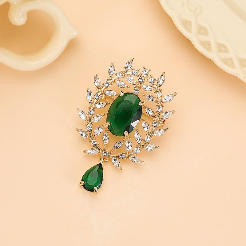 

Винтажная брошь в стиле суда с бахромой из кристаллов, средневековый корсаж, антибликовое декольте зелёный