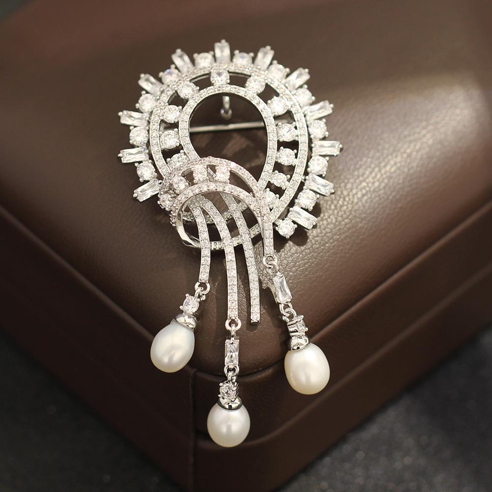 

European and American light luxury high-end micro-inlaid zircon geometric knotted brooch fringed natural freshwater pearl corsage accessories women серебряный