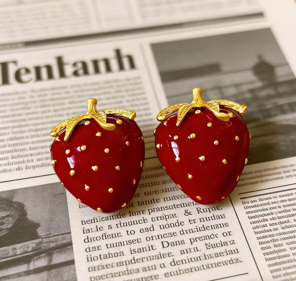 Retro Enamel Strawberry Stud Earrings - High-End Exquisite Light Luxury Style for Women, Perfect for Spring and Summer.