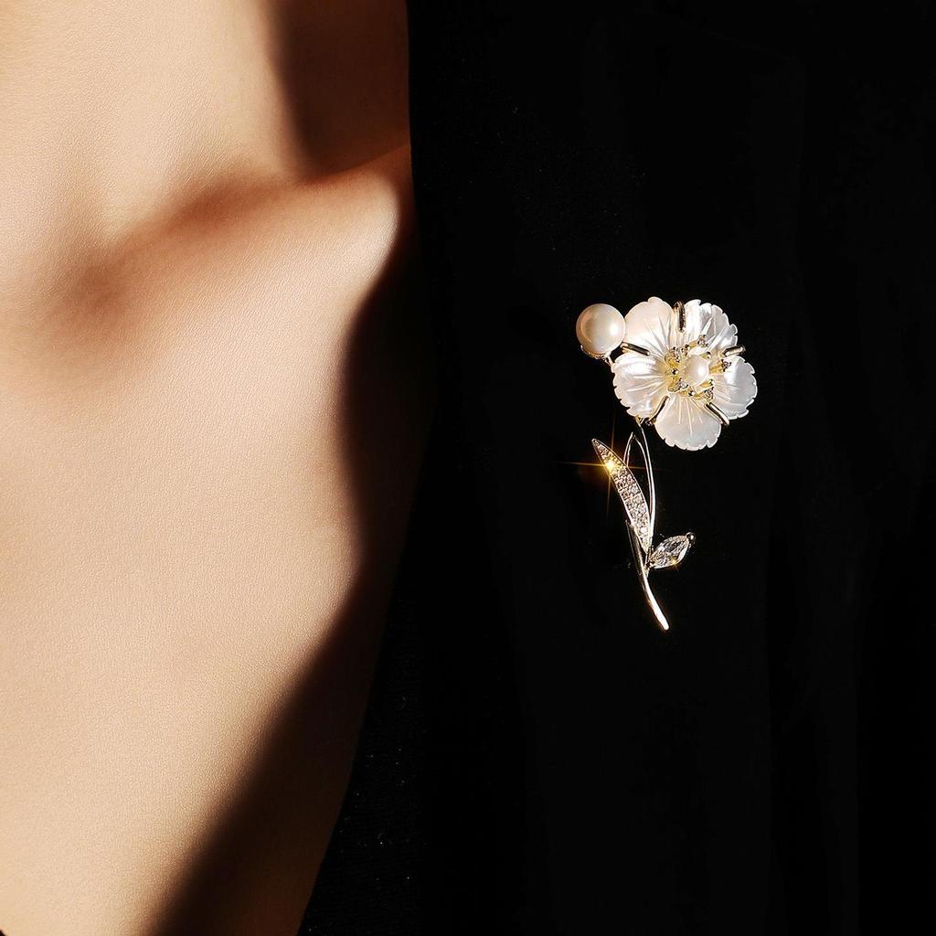 Bo Xin Yun Elegant Seashell Flower Lapel Pin Brooch