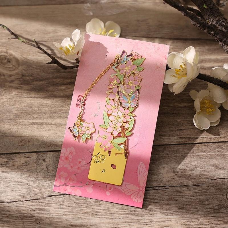 Aesthetic Metal Lucky Clover Bookmark with Tassel Set Exquisite Retro Floral Brass Bookmark for Book Creative Design Book Tab