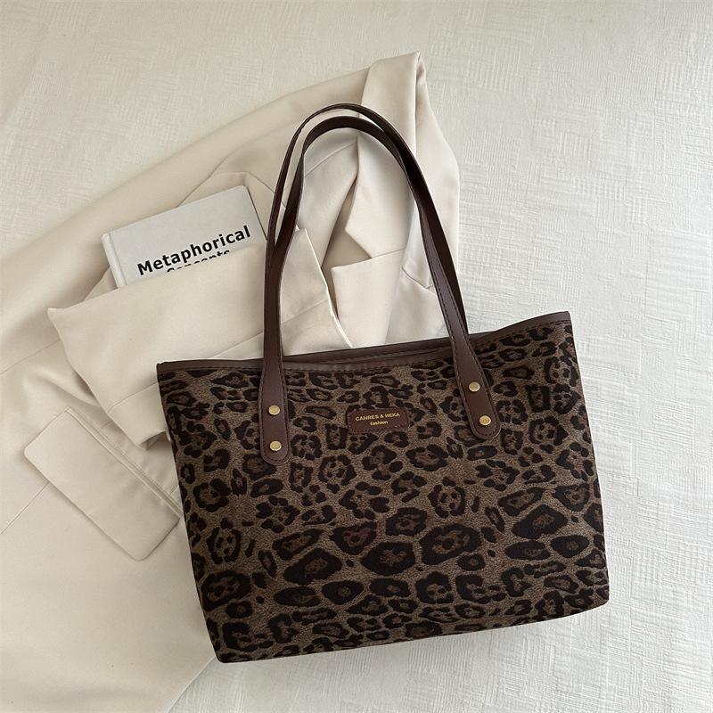 Deerskin velvet large-capacity leopard print bag women's 2025 new autumn and winter retro tote bag versatile shoulder armpit bag