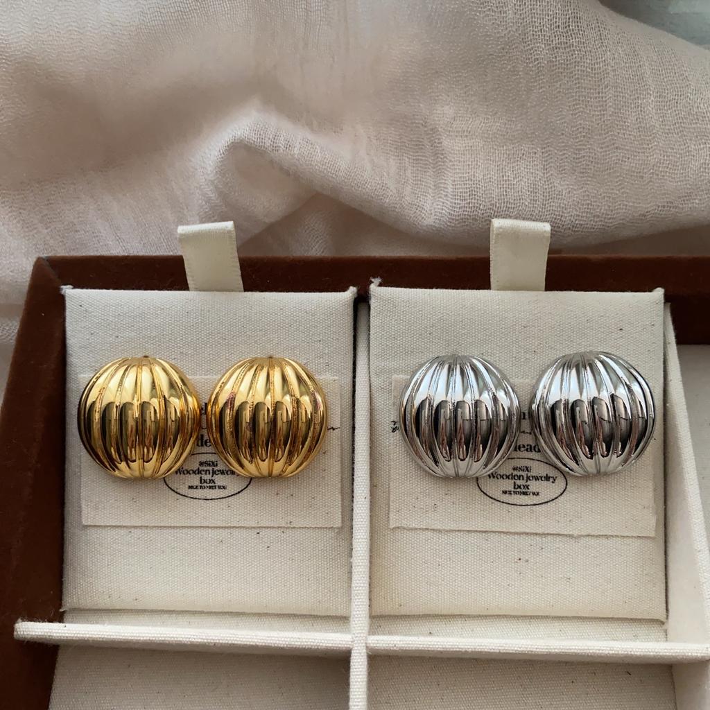 French Retro Temperament Gold Earrings, Stud Earrings, Round Three-dimensional Earrings.