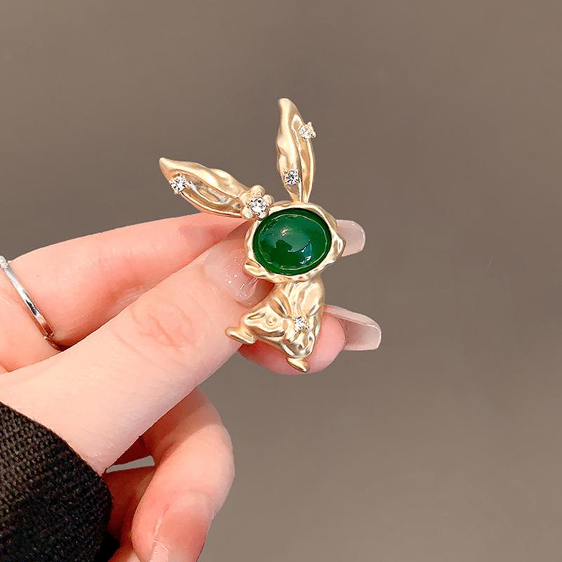 Elegante Schmetterlingsbrosche mit Perle – Damen-Modeschmuck-Anstecknadel von hoher Qualität