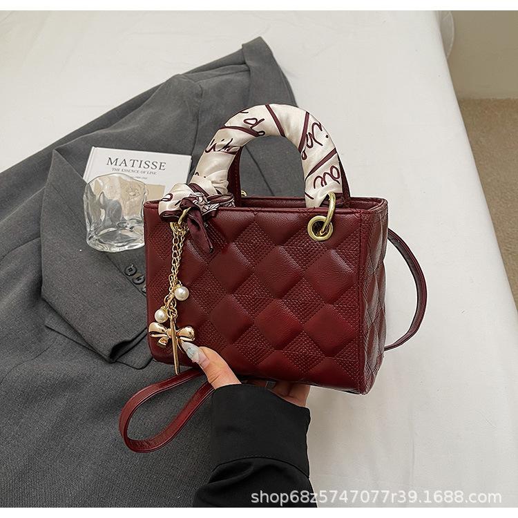Red Hand-held Wedding Bag Princess Diana Bag Women's 2025 New Light Luxury Niche High-end Bridal Messenger Bag Shoulder Bag