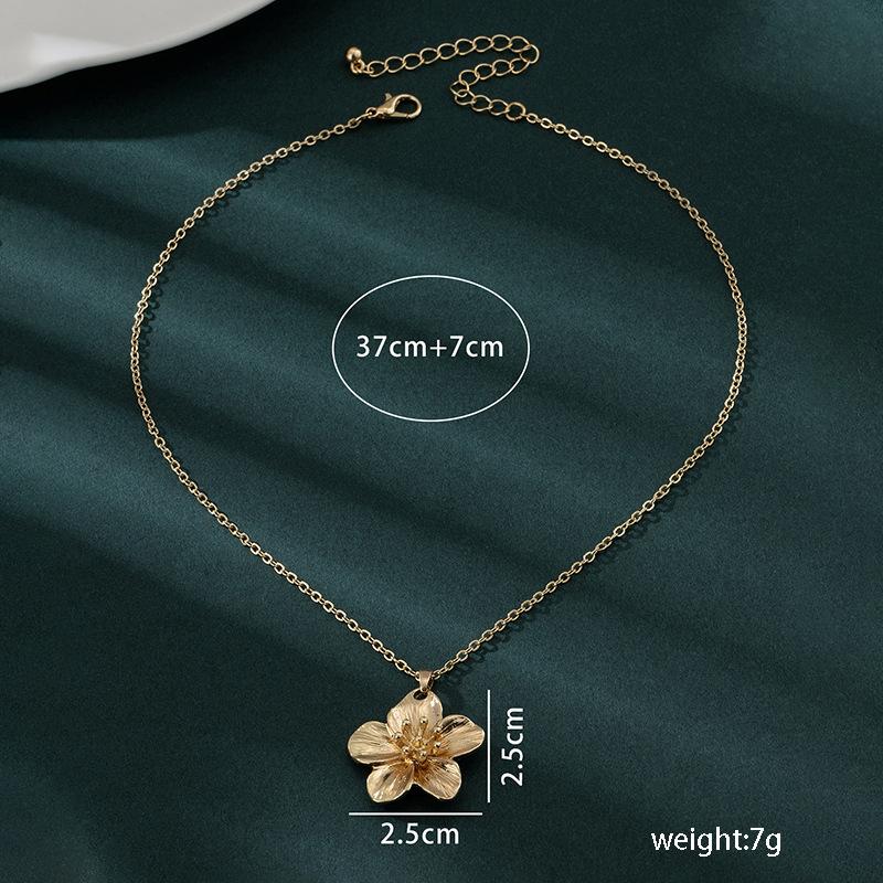 New Fashion Simple Metal Wrinkled Stereoscopic Flowers Pendant Necklace for Women Charm Temperament Clavicle Chain Party Jewelry
