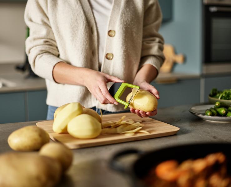 Joseph Joseph Duo Vegetable Peeler + Eyelet Cutter Compact