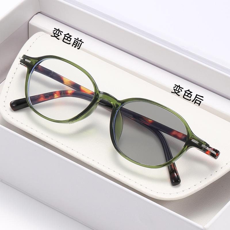 Japanese-Style Ultra-Light Round Frame Glasses with Retro Color-Changing Lenses and Anti-Blue Light for High-Definition Myopia.