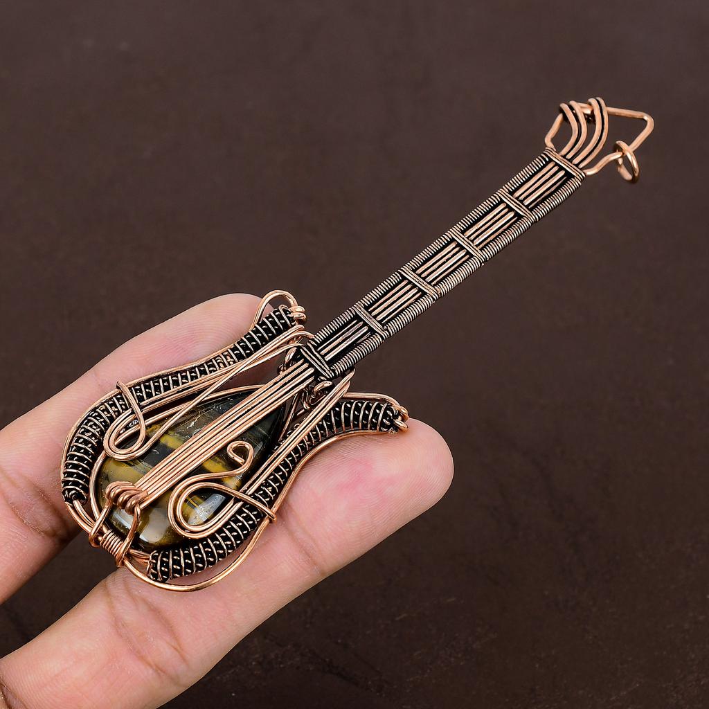 Ručně vyrobený přívěsek na kytaru z tygřího oka s měděným drátkem 4,53" Z8N76