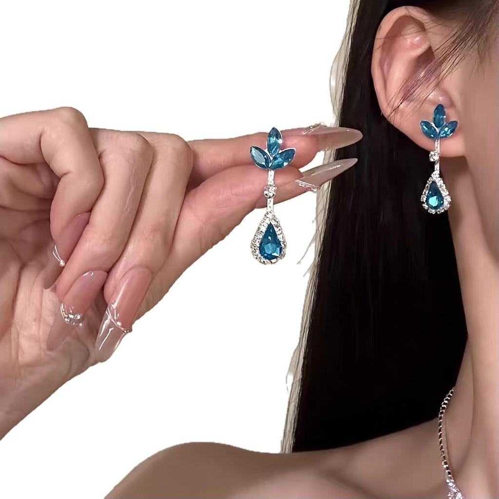 Thousand gold, extravagance, sparkling diamonds, blue water drop pendant, necklace, earrings, light luxury temperament, luxury high-end evening dress