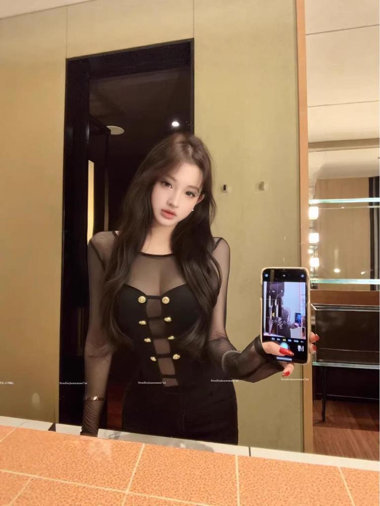 2026 Women's Mesh Patchwork Slimming Knit Top