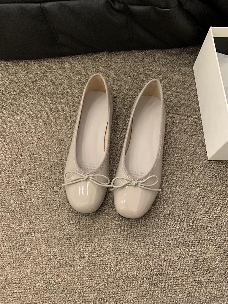 25 spring niche round head ballet shoes flat bow light mouth single shoes French retro patent leather small red shoes