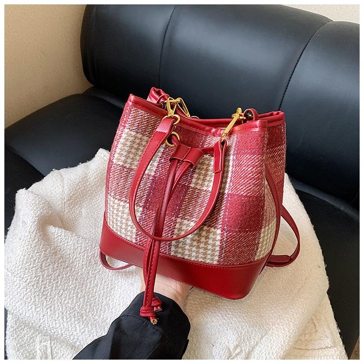 

IELGY Женская красная сумка-мешок, большая вместительная сумка через плечо в клетку с текстурированной отделкой премиум-класса красный