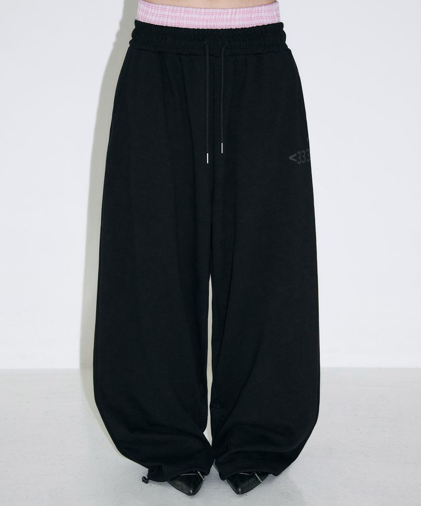 Seulliggeullou Love Emoji Check Layered Sweatpants [Black]