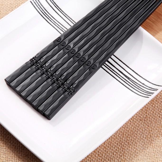 Creative Guangkuai Alloy Tableware: Stylish Non-Bamboo, Non-Steel Chopsticks for Hotel and Home Use.