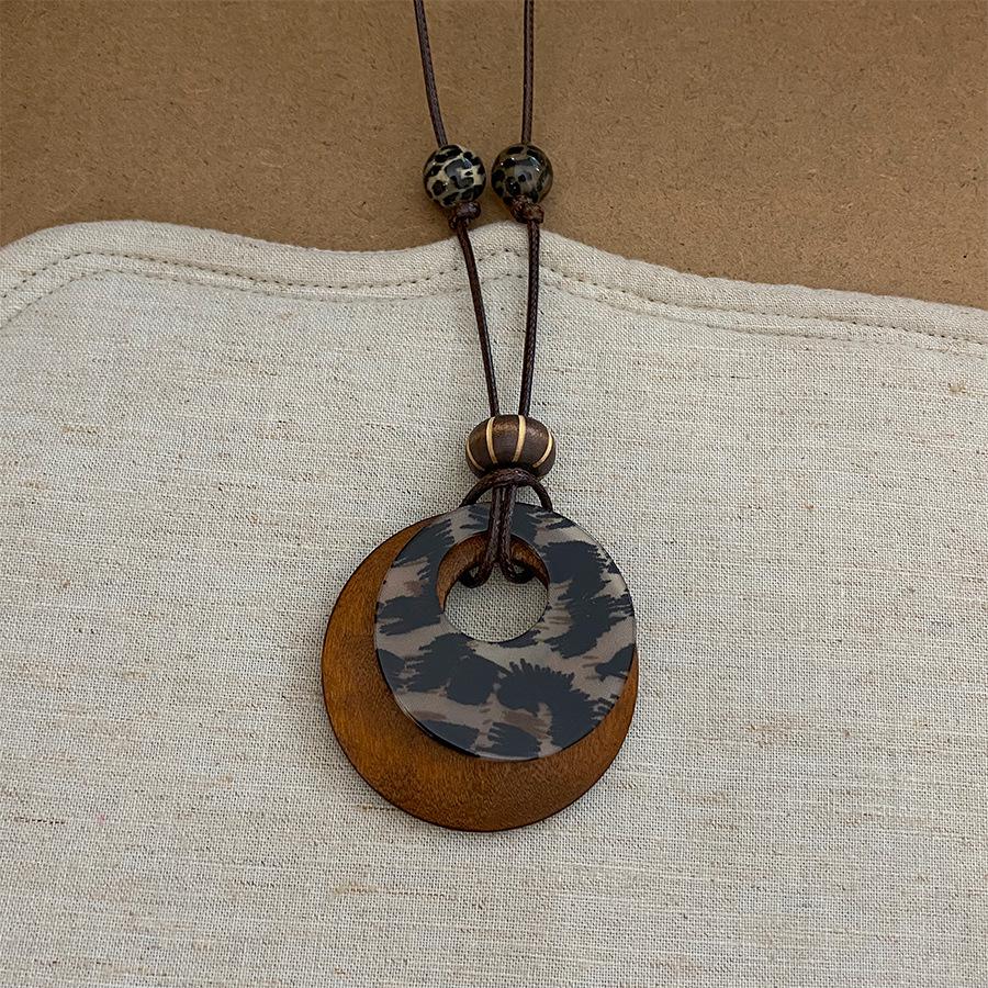 Retro Leopard Print Geometric Necklace: Chic & Unique Clavicle Chain for Women