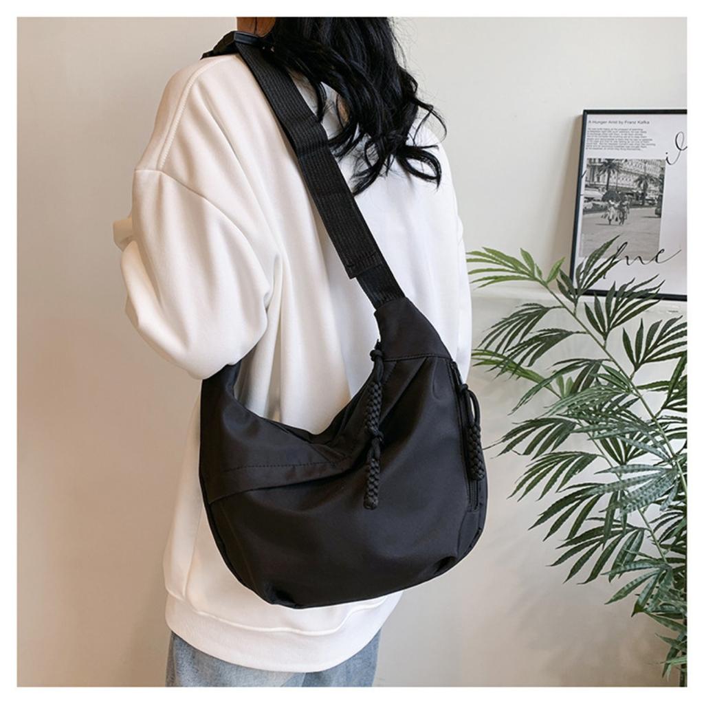 Torba typu tote w stylu neutralnym z paskiem do noszenia rzeczy fitness. Nowa mini torebka w stylu ulicznym z paskiem na ramię. Lekki