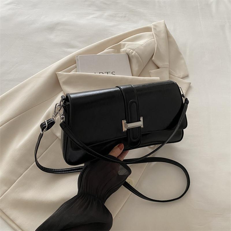 Шикарная сумка-багет из искусственной кожи в черном, серебристом, розовом, белом и коричневом цветах для повседневного использования чёрный