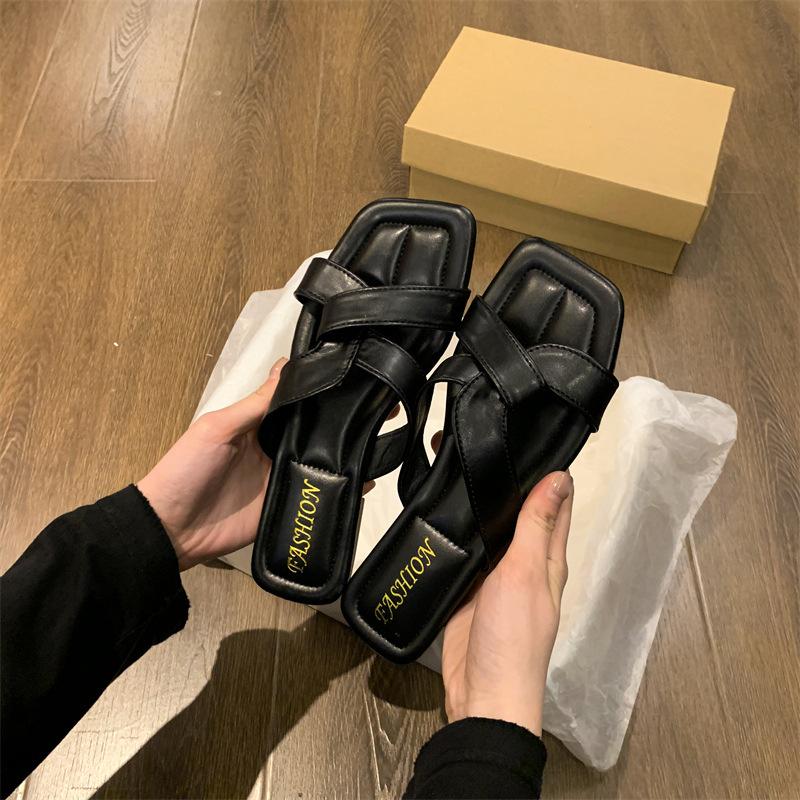 Sommartofflor för kvinnor ytterkläder 2025 nya platt botten ord mode bär tofflor