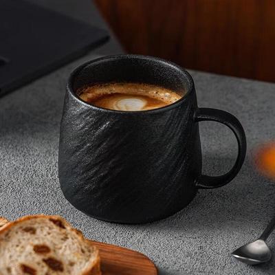 Keramiktasse mit Felsmuster