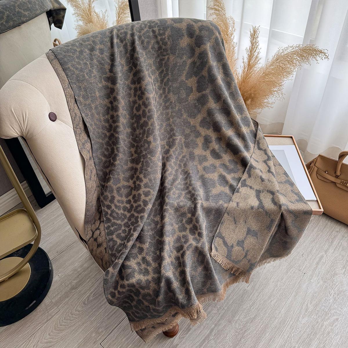 

Female European and American Leopard Print Thickened Warm Imitation Cashmere Fringed Cape Double-sided Gold Thread Shawl Autumn and Winter 185*65cm сірий колір