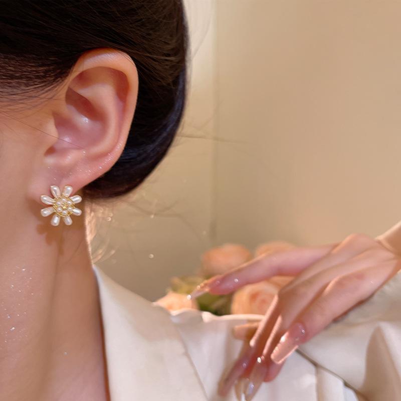 Korean temperament pearl sun flower stud earrings women's ins style retro fashion new earrings simple and versatile earrings
