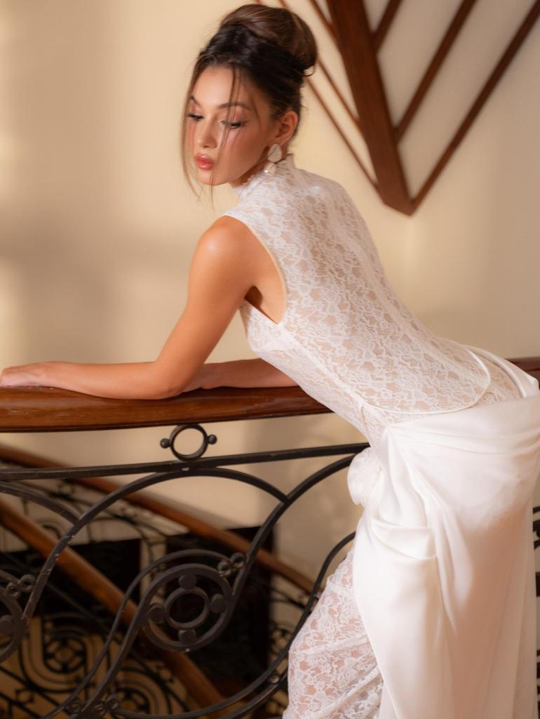 Elegant White Floral Lace Sleeveless Evening Gown