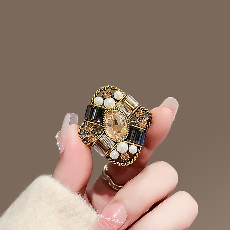 Creative Retro Medieval Brooch Women's High-end Temperament Pearl Corsage Rhinestone Luxury Pin Coat