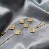 Neues europäisches und amerikanisches Diamantblattgras-Armband-Halsketten-Ohrring-Set, plattiert mit Retro-Diamant-Palast-Halskette