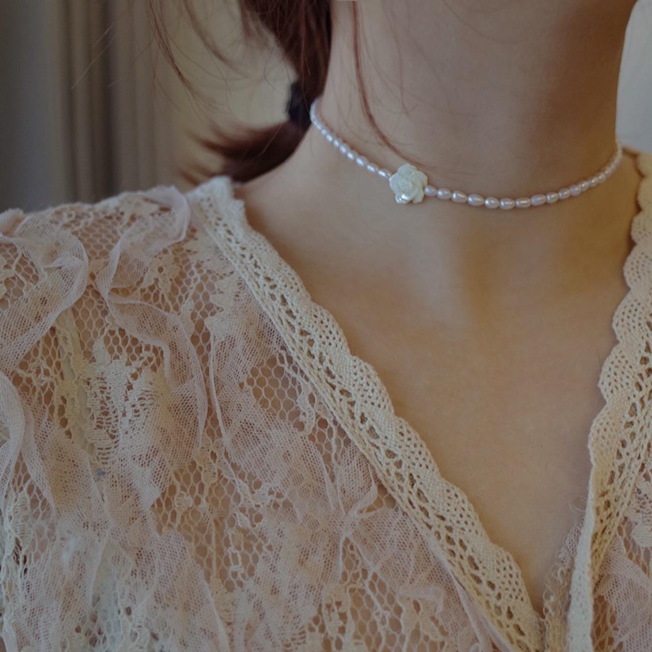 Белая роза натуральный жемчуг роза ожерелье чокер ожерелье на ключицу женское нишевый дизайн чувство ins холодный ветер женское natural pearl 3-4mm