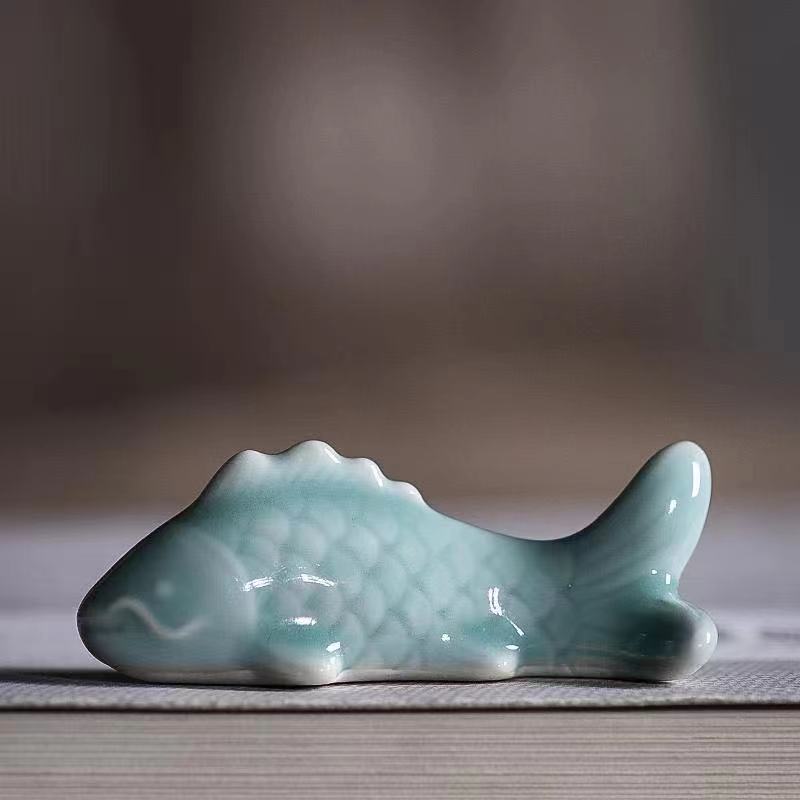 

FY Lovely Koi Carp Маленькие держатели для ручек Керамика Украшения для гостиной Фигурки рыбок Селадон Домашний декор Украшения Садовая фея синий