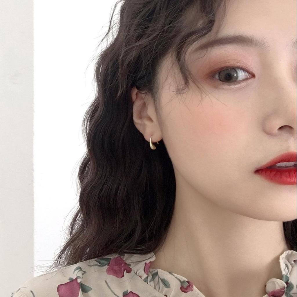 Niche Design S925 Sterling Silver Earrings: Korean High-Class Cold Style Ear Studs for Women with Short Hair.