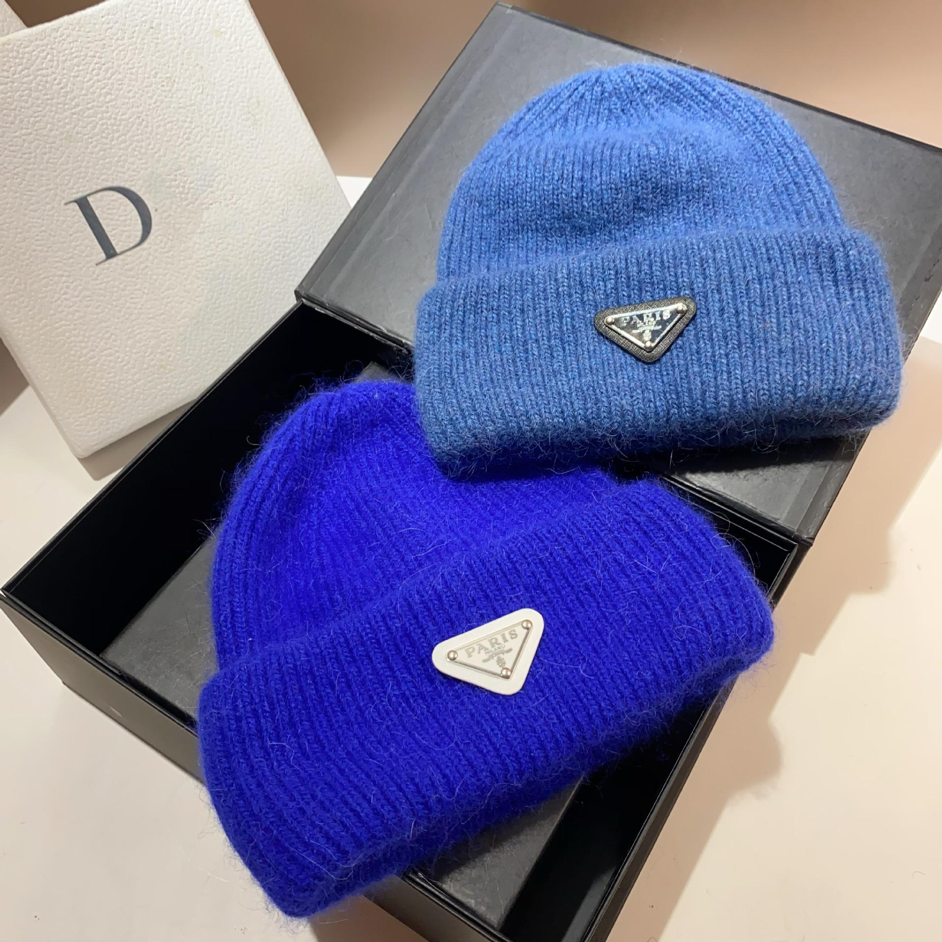 

Зимняя шапка с защитой ушей французской вязки с мехом кролика - теплая, стильная, дизайн перевернутый треугольник, шерсть с двойным подгибом One Size