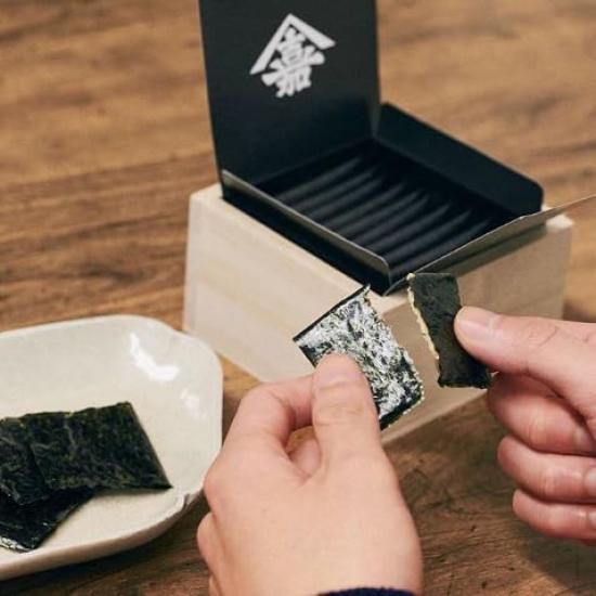 Yamamotoyama Nori Senbei and Plum Flavored Nori Senbei Assortment Enjoy the Flavor of Nori Made by a Nori These Luxurious Nori Rice Crackers with Plum