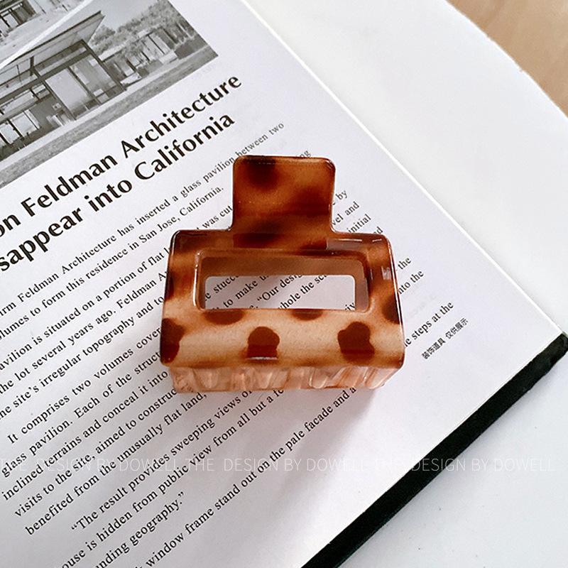 Beautifully Plastic Crafted Hair Claw Clips With Elegant Shapes And Vibrant Colors For Every Hairstyle Needs