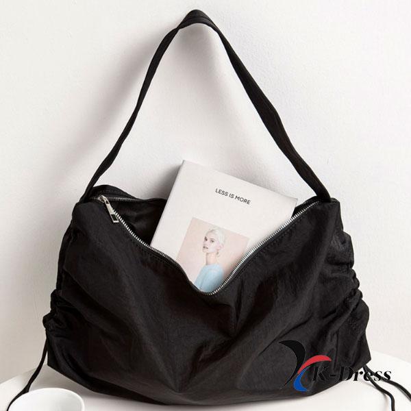 Modern axelväska i nylon med sidveck (2 färger)