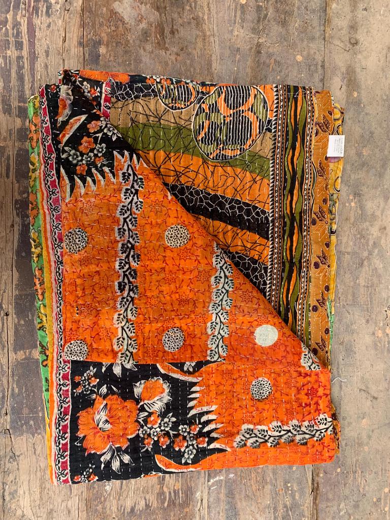 Floraler Kantha-Quilt: Handgenähte indische Gudari, Wendbare Baumwolldecke (94x68 Zoll