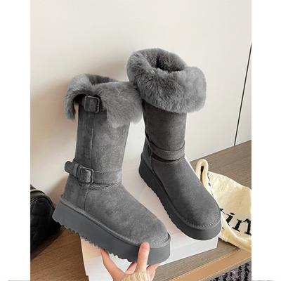 Verhoog de hoogte van twee dikke, pluizige, verdikte warme katoenen schoenen met dikke zolen, grijze lange sneeuwlaarzen, dames winter