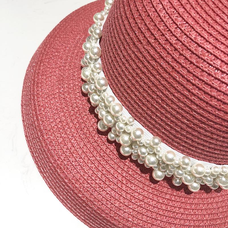 Chapeau de soleil rétro Hepburn pour femmes à large bord en paille perlée avec visière noire protégeant le visage pour voyage d'été à la plage