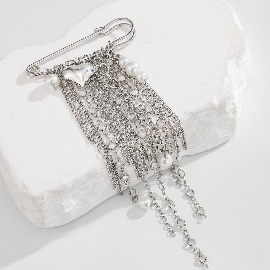 Exaggerated Personality Heart Multiple Chain Tassel Brooches for Women Fashion Imitation Pearl Brooch Suit Pants Bag Decoration