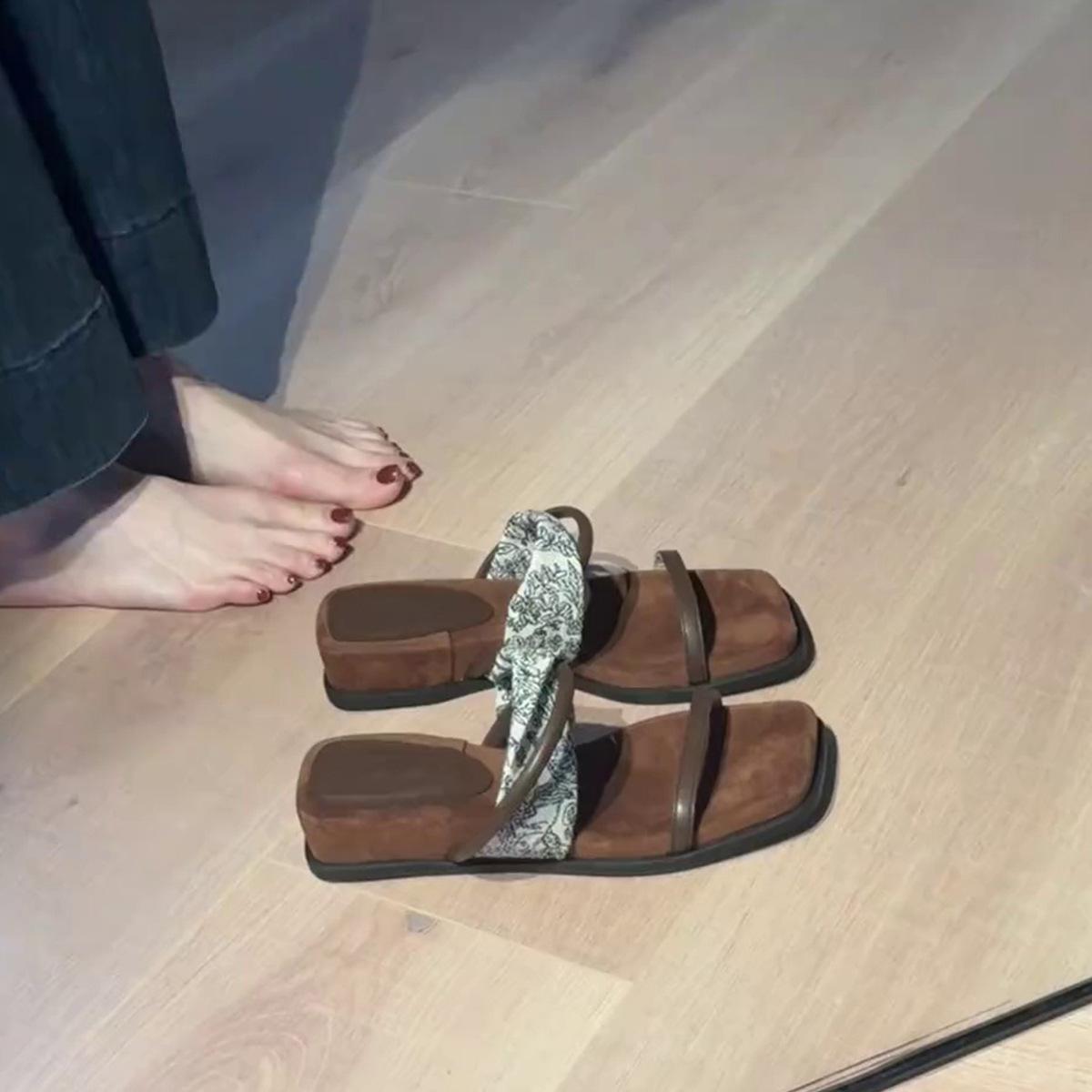 

Retro word with slippers women wear open-toed square head temperament thick-bottomed beach cool slippers 40 коричневый